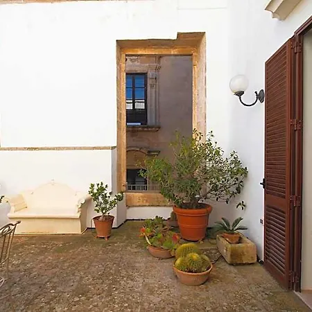 Palazzo Insula Bed & Breakfast 3*